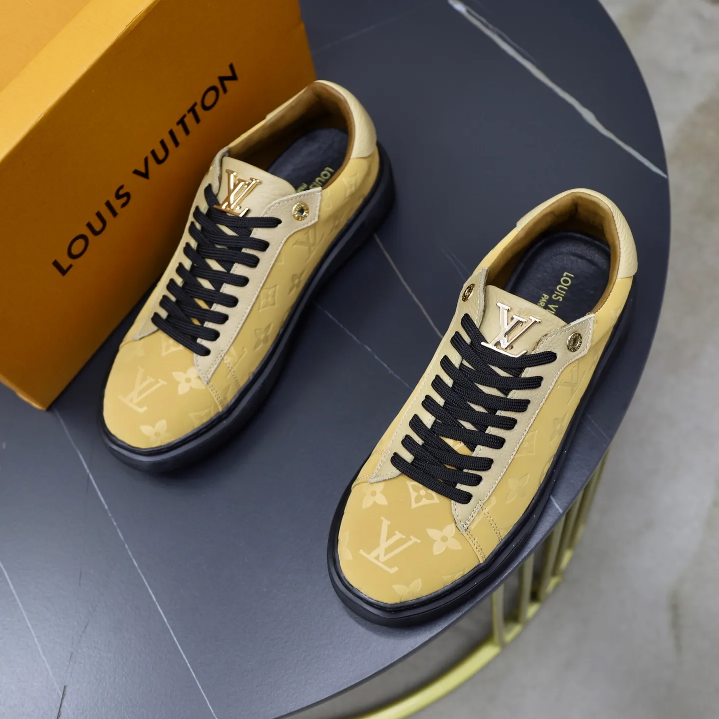 Ex-factory price: 440💰🙅‍♂️🙅‍♂️🙅‍♂️ Brand: LV Louis Vuitton Standard code: 38-44 (45 customized) Grade: Same as the official website Material: Original material splicing Comfortable and breathable lining Lightweight and wear-resistant sports outsole Style category: Men's fashion casual shoes Running sneakers Distinguished luxury brand elements Top luxury Color: actual picture color